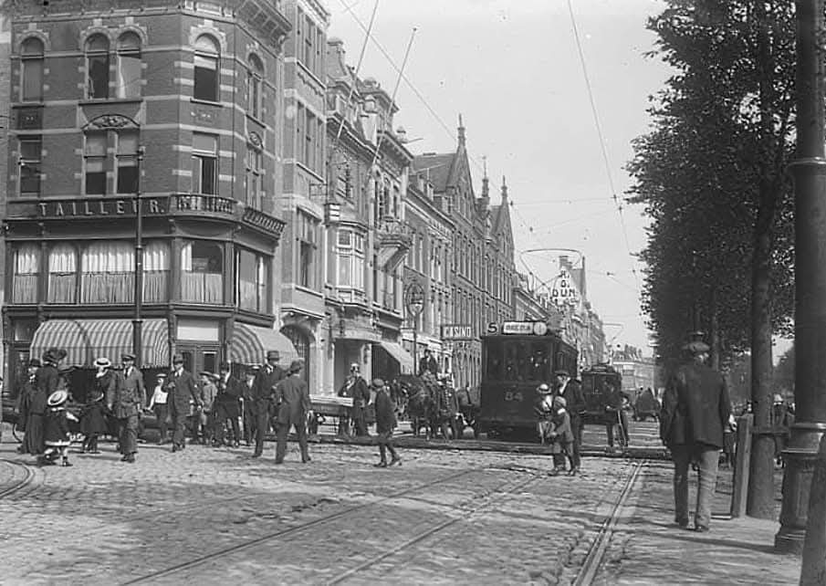 De Coolsingel met rechts de Coolvest. Links de hoek Aert van Nesstraat. Daarachter het theater Casino Varieté met daarnaast het grote Sint-Luciagesticht. Over de Coolsingel rijdt tramlijn 5 naar de Oude Dijk. 1913-1915