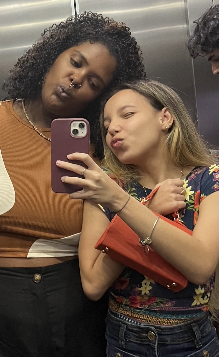 capshawxxx's tweet image. já passamos muito perrengue juntas pra ver natalia lage, agora estou ansiosa pro nosso perrengue pela gaga. Te amo muito, irmã. 🤍 @hyatwelI