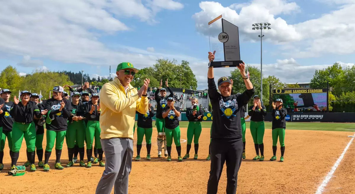 D1Softball's tweet image. Oregon and head coach Missy Lombardi have agreed to a contract extension that will keep the Ducks' leader at the helm through the 2030 season.
🔗 d1softball.com/oregon-signs-m…