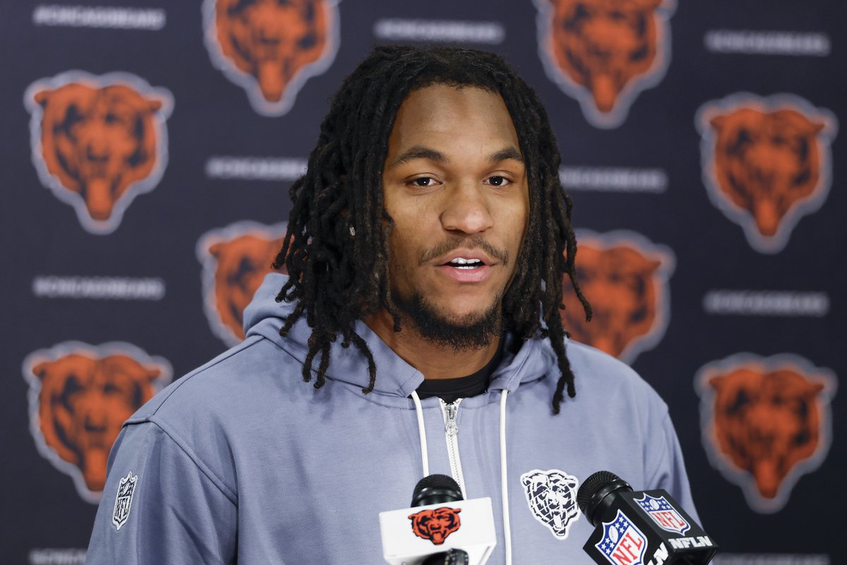 670TheScore's tweet image. Rookie receiver Luther Burden III (hamstring) sidelined from Bears' first practice of training camp
shorturl.at/5xDy9 via @CEmma670