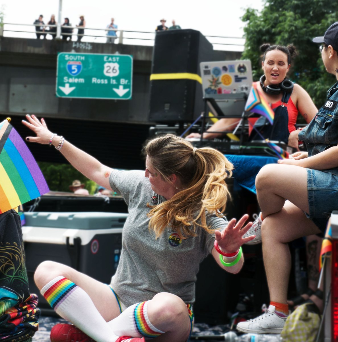 OregonAFLCIO's tweet image. Queer joy is resistance!
When Oregon Labor shows up to fight for workers, it’s always a party!
#OregonLaborPride #PortlandPride #QueerJoy #Resistance #Solidarity