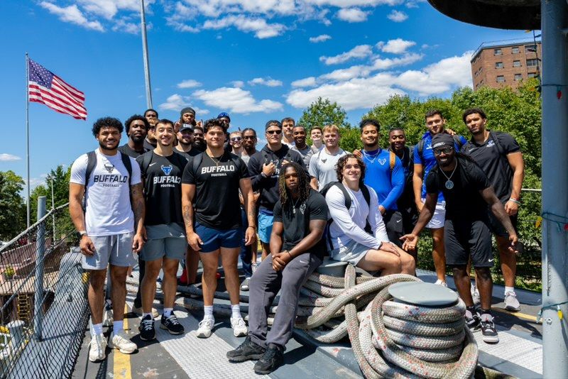 BufWaterfront's tweet image. Shoutout to @UBFootball for spending the day with us at Canalside yesterday!
It was a great day to soak up the sun and explore all that Canalside has to offer. Horns up! 💙