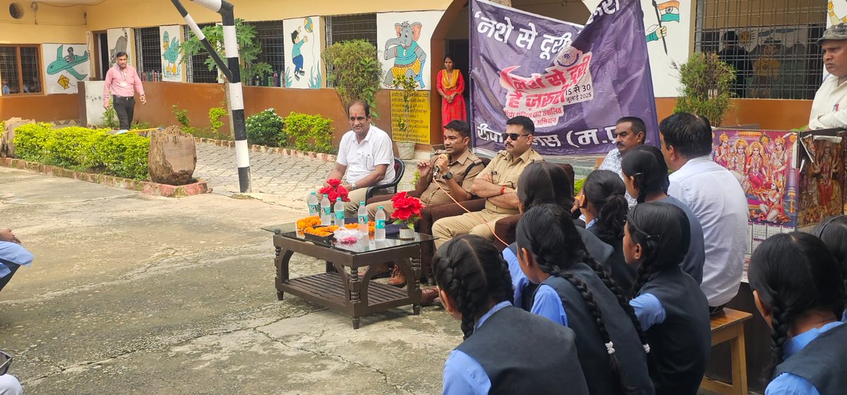 SP_Rewa's tweet image. "नशे से दूरी है जरूरी" अभियान के अंतर्गत रीवा विंध्य विहार स्थित गायत्री स्कूल में छात्रों को नशे से होने वाले दुष्परिणाम के बारे में बताया गया तथा नशा न करने की शपथ दिलाई गई @CMMadhyaPradesh @DGP_MP @ips_kmak @JansamparkMP @mohdept @IG_Rewa @ProjsRewa