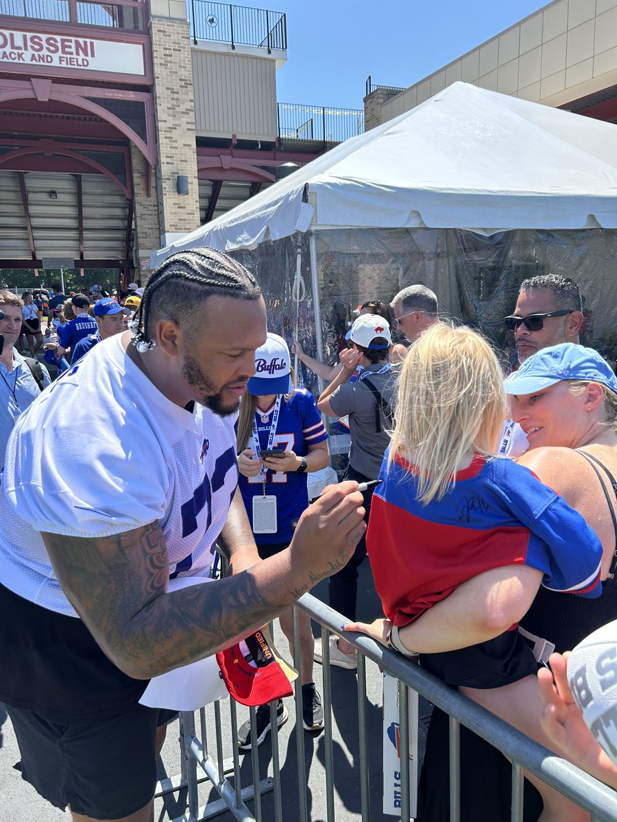 Jones11_'s tweet image. Practice ended almost an hour ago and Dion Dawkins is STILL signing autographs