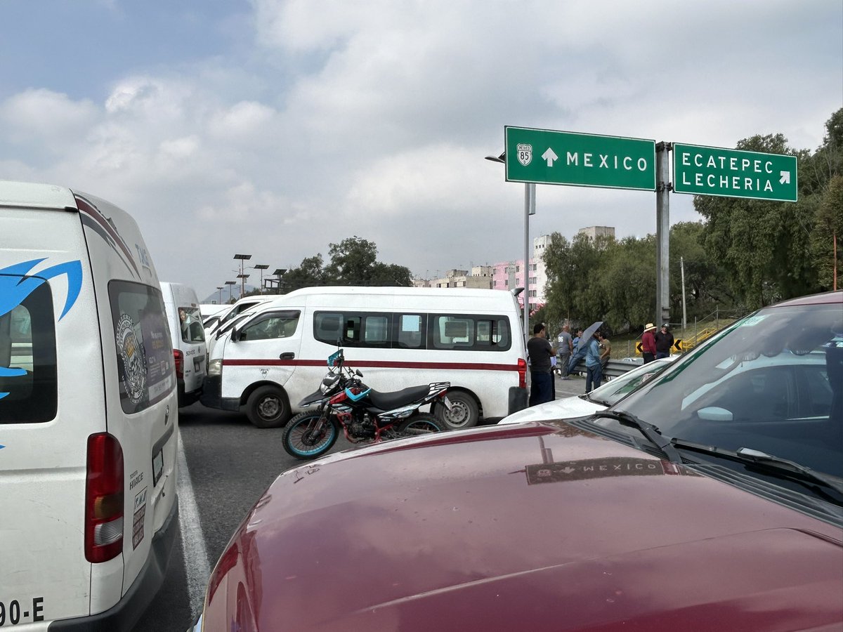 #AlertaVial Presencia de manifestantes en la autopista Méx-Pachuca en la caseta de San Cristóbal. Solo libres dos carriles hacia Cdmx. Vía Morelos posible alternativa