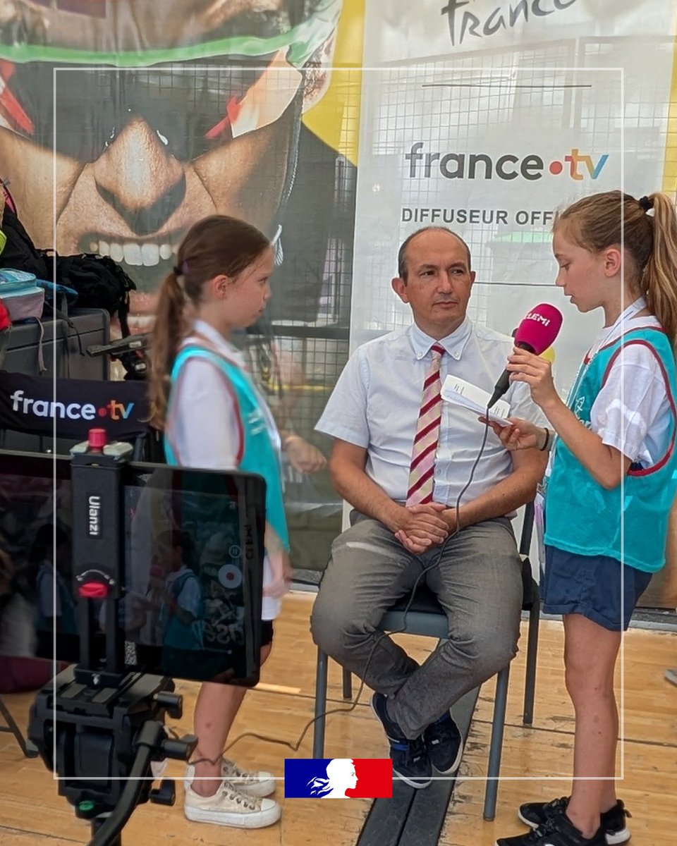 LeCLEMI's tweet image. 🚴 En piste sur le Tour de France !
Des élèves de Auch et Toulouse se sont mis dans la peau de reporters pour couvrir @LeTour de France.
Interviews, plateaux télé, coulisses, reportages en direct des étapes des 16 et 17 juillet : une immersion totale !
🔗clemi.fr/actualite/des-…