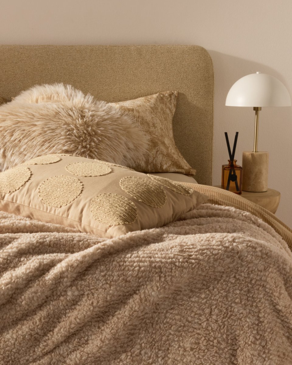 WOOLWORTHS_SA's tweet image. Winter cocoon mode: activated 🤎
Layer your bed with plush throws, soft 100% cotton bedding and textured cotton scatters.
Elevate your bedroom: brnw.ch/21wUmTB
Add a sleek, tempered glass side table to anchor your space.