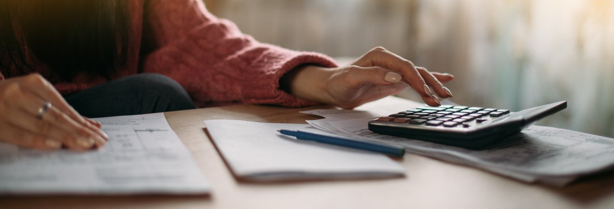 IPRatNU's tweet image. How much money is enough to live on? In a working paper, Michael Kraus and his colleagues explore what people think is a living wage and how income shapes their estimates and influences their support for policies. #WorkingPaperWednesday spr.ly/6014fyfEq