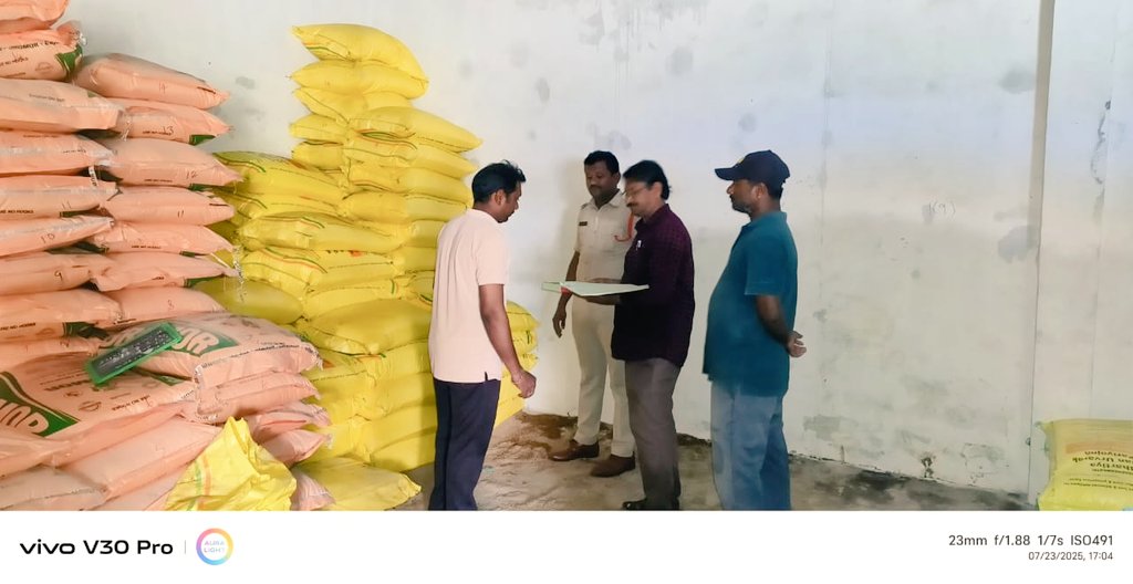 వ్యవసాయ శాఖ అధికారులు, MROతో  సంయుక్తంగా ఏర్పడి మండల పరిధిలోని  ఉన్న విత్తన, ఎరువుల దుకాణంలో, ఎరువుల స్టాక్ పై తనిఖీలు, , ఎరువుల వివరాలను సేకరణ.<a href="/spbhoopalpalli/">SP Bhupalapally</a>