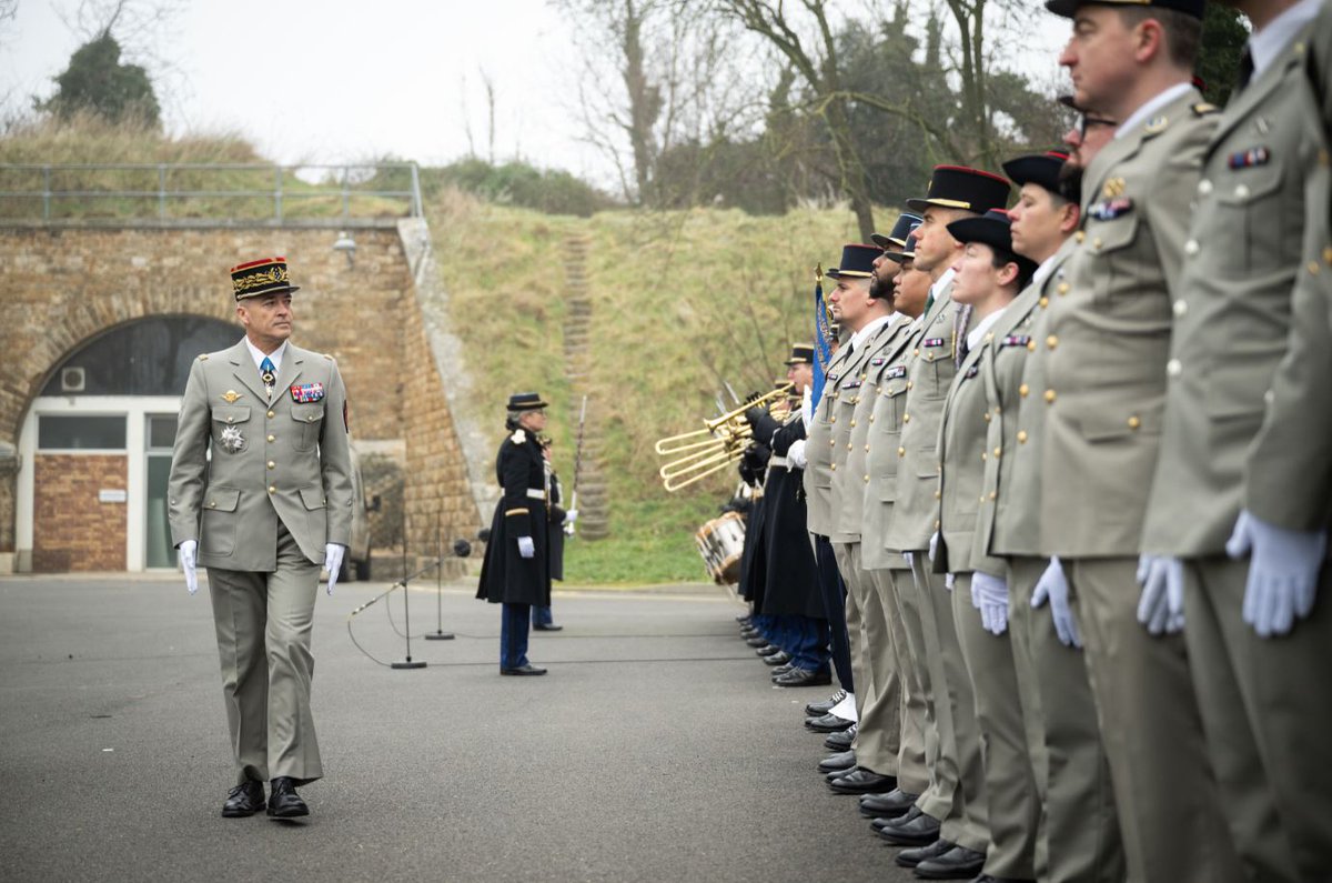 ecpa_d's tweet image. [Départ du général Thierry Burkhard, chef d’état-major des armées]
Alors que le général Thierry Burkhard quitte ses fonctions, l’ECPAD tient à saluer un chef militaire à la vision claire et résolument moderne.
Tout au long de son mandat, il a été un soutien actif de l’ECPAD et…