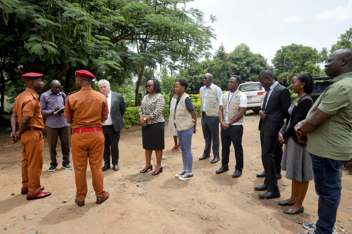 IrlEmbUganda's tweet image. As part of his visit @IEAmbUganda visited Moroto Prison. He thanked @ug_lawsociety& @UgandaPrisons for the great collaboration on the legal aid project that has contributed to reducing case backlog, promotion of human rights and improved access to justice for inmates in Karamoja.