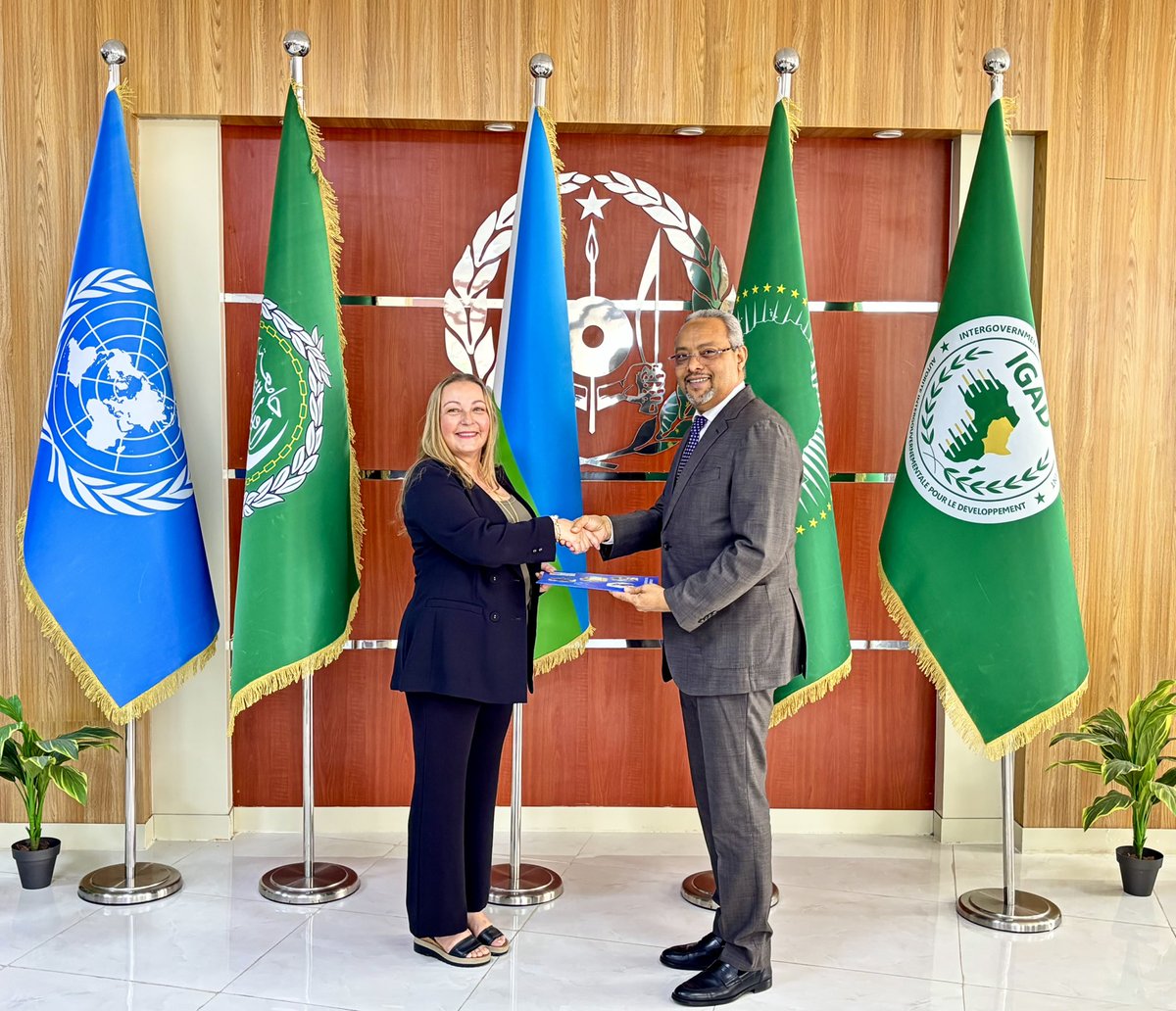 MAECI (@maecidjibouti) on Twitter photo S.E.M Abdoulkader Houssein Omar, Ministre des Affaires Étrangères et de la Coopération Internationale, a reçu aujourd’hui, les lettres de créances de Mme Alessandra Roccasalvo, nouvelle représentante Résidente du PNUD à Djibouti. <a href="/PNUDDjibouti/">PNUD Djibouti - UNDP Djibouti</a> #MAECI S.E.M Abdoulkader Houssein Omar, Ministre des Affaires Étrangères et de la Coopération Internationale, a reçu aujourd’hui, les lettres de créances de Mme Alessandra Roccasalvo, nouvelle représentante Résidente du PNUD à Djibouti. <a href="/PNUDDjibouti/">PNUD Djibouti - UNDP Djibouti</a> #MAECI