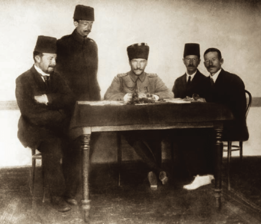 avaligul's tweet photo. Bundan 106 sene evvel bugün Mustafa Kemal Paşa başkanlığında Erzurum Kongresi toplandı. 

İstifa etmiş 38 yaşında bir general, savaşı kaybetmiş, orduları terhis edilmiş, şehirleri işgal edilmiş bir memleketin doğru bir stratejiyle ve milletin azim ve kararlılığıyla birkaç sene içerisinde işgalden kurtarılabileceğini düşünüyordu. Bu aklın almayacağı planı inatla savunarak, ısrarla uygulayarak en sonunda muvaffak oldu. Vatanı düşman işgalinden kurtardı. Her bir noktası inanılmaz bir hikaye.

İrade, inanç ve çalışmanın nelere kadir olduğunu tüm medeni aleme gösteren bu kahramanları saygı ve rahmetle anıyorum.