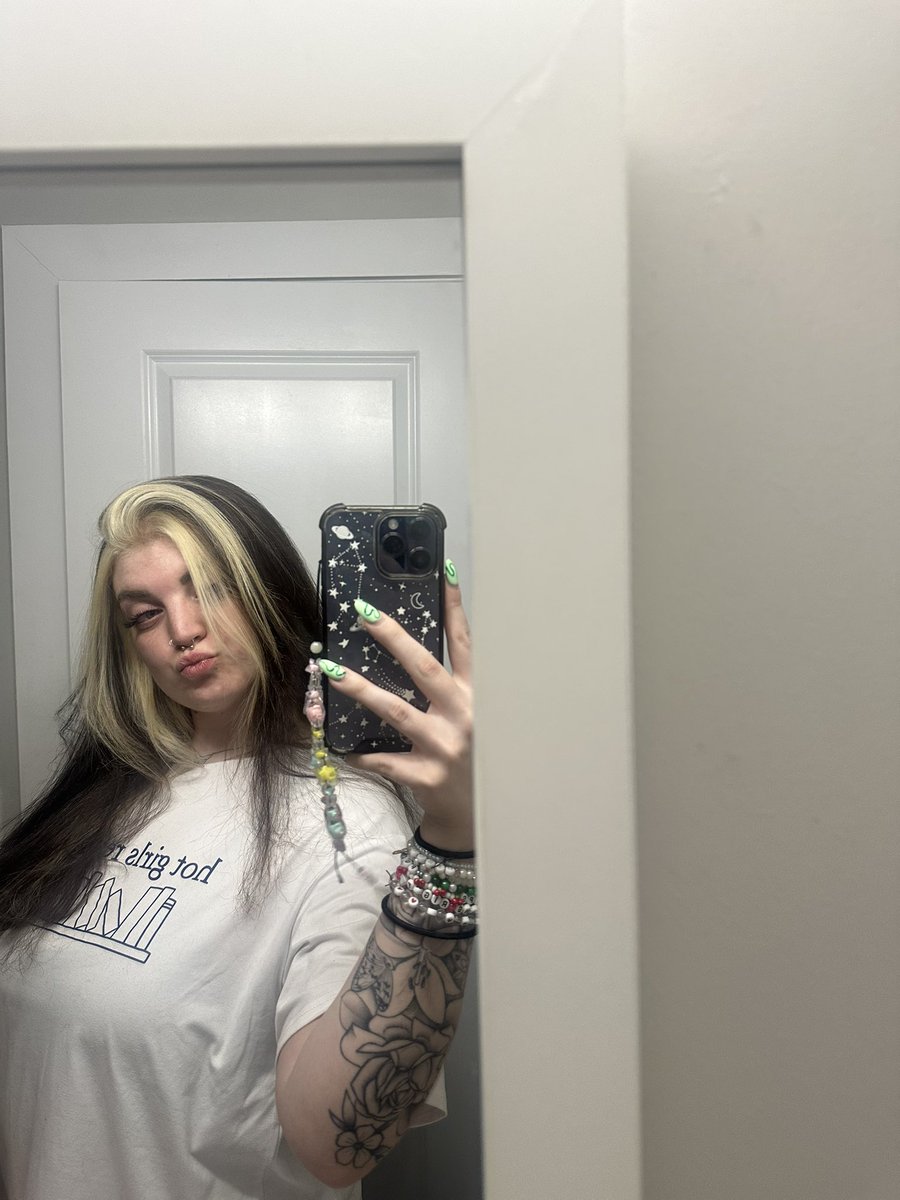 rwylexme's tweet image. introducing me 🦋🫧✨🌸🧚🏼♀️
hi i’m lex!
- im 23 and from philly! go birds!
- i stan taylor, sabrina, chappell, harry, + more!
- i LOVE reading and have read 50 books this year so far!
- i follow back 18+
-avid gardener who loves to yap
-watching yellowjackets
let’s be bffs! 💗💗
