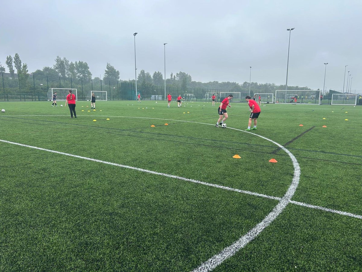 An excellent first day of Pre-Season for our Foundation of Light Women's Scholars! We had a team activity inside, followed by our football on the pitch- warm up ➡️ possession practices ➡️ position specific exercises ➡️ Small Sided Games 🔥
