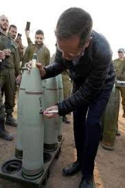 El president d’Israel Isaac Herzog -el mateix que firmava bombes destinades a matar palestins- ha anat a veure els seus soldats a #Gaza aquesta tarda i els ha dit: “Estem actuant d’acord amb la llei internacional. Estem oferint ajuda humanitària”. 60.000 morts, 111 de gana.