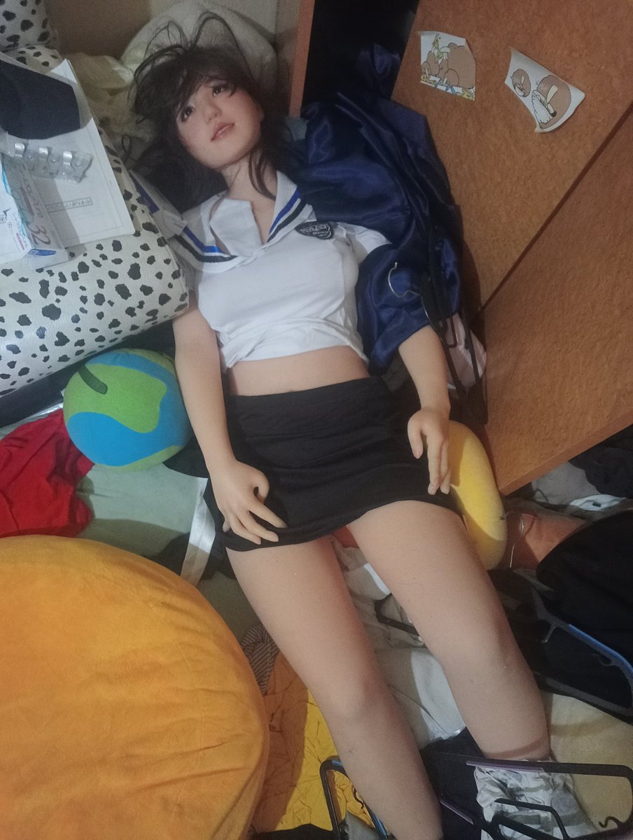 highmotivation8's tweet image. おい部屋の隅ですっ転がってるラブドール
ゴミ食うか？