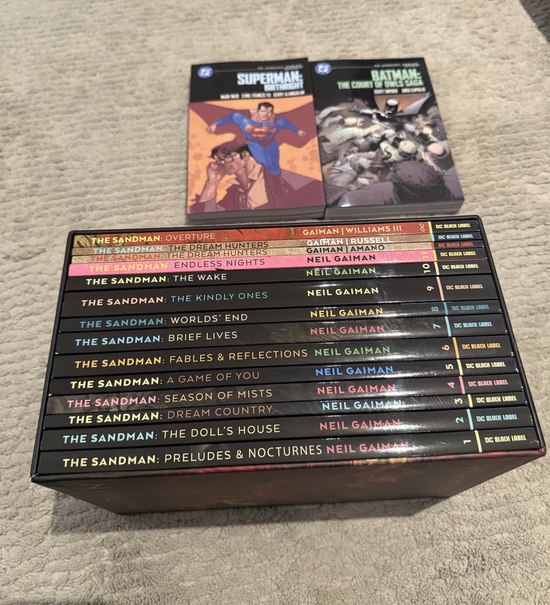 nullbyt4's tweet image. مشترياتي من @ComicVerseKSA 
Superman: Birthright
Batman: The Court of Owls Saga
The Sandman Box Set