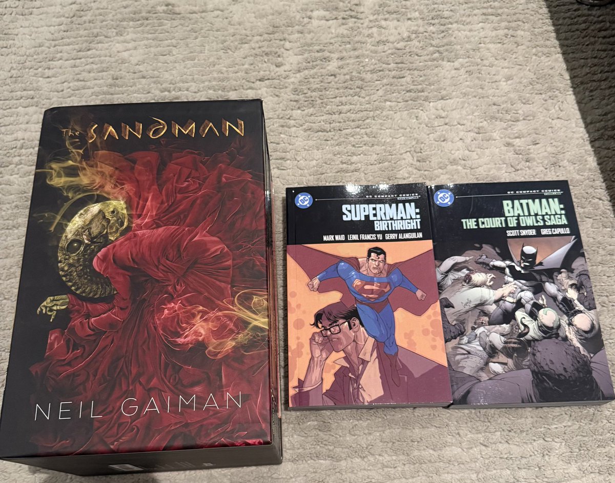nullbyt4's tweet image. مشترياتي من @ComicVerseKSA 
Superman: Birthright
Batman: The Court of Owls Saga
The Sandman Box Set