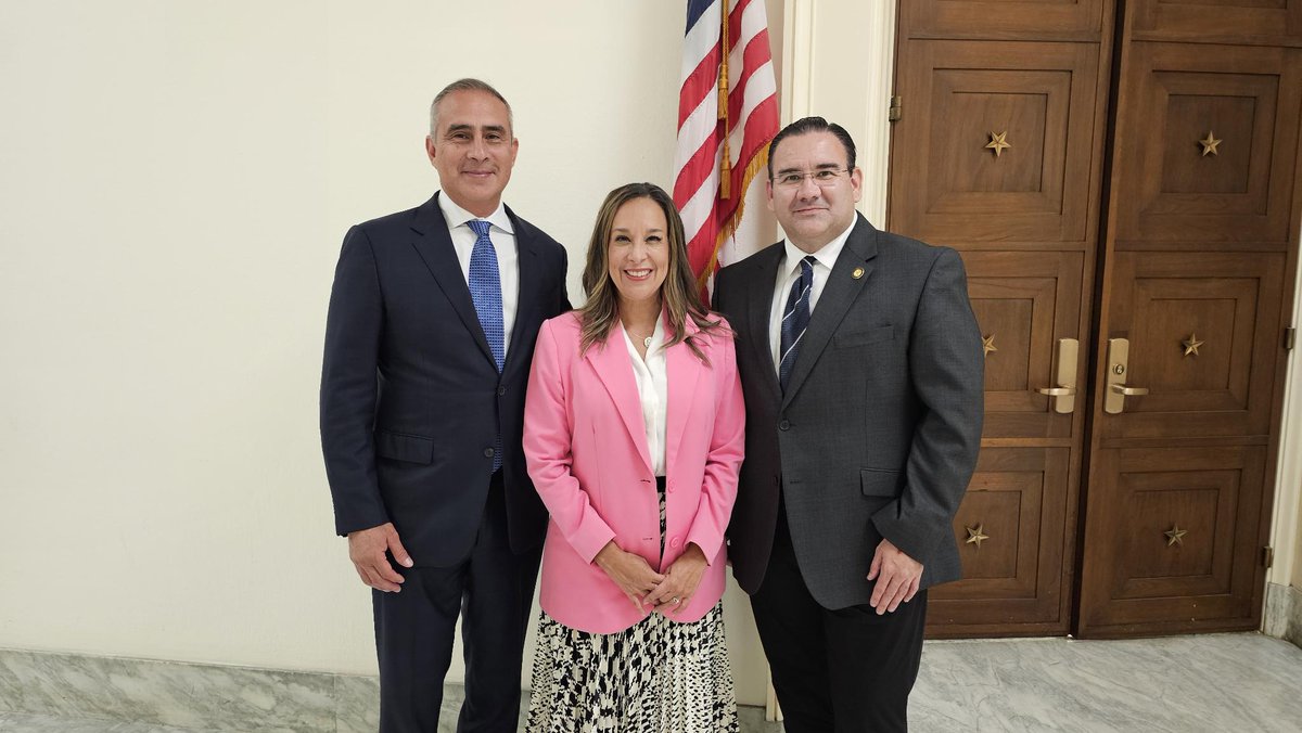 RepMonicaDLC's tweet image. I recently met with Maverick County Judge @RamseyCJudge and Ruben Garibay. We had a productive conversation about issues important to Texas.