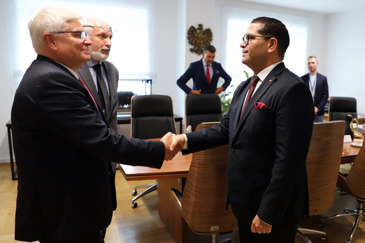 MI_GOV_PL's tweet image. 🇵🇱✈️🇹🇳 Polska-Tunezja: ku nowym połączeniom lotniczym i współpracy transportowej
Wiceminister @LasekMaciej spotkał się z Ambasadorem Tunezji, Taoufikiem Chebbi. Rozmowy dotyczyły przede wszystkim rozwoju bezpośrednich połączeń lotniczych oraz rozpoczęcia współpracy w zakresie…