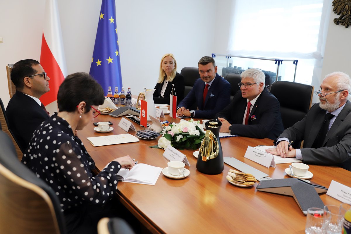 MI_GOV_PL's tweet image. 🇵🇱✈️🇹🇳 Polska-Tunezja: ku nowym połączeniom lotniczym i współpracy transportowej
Wiceminister @LasekMaciej spotkał się z Ambasadorem Tunezji, Taoufikiem Chebbi. Rozmowy dotyczyły przede wszystkim rozwoju bezpośrednich połączeń lotniczych oraz rozpoczęcia współpracy w zakresie…