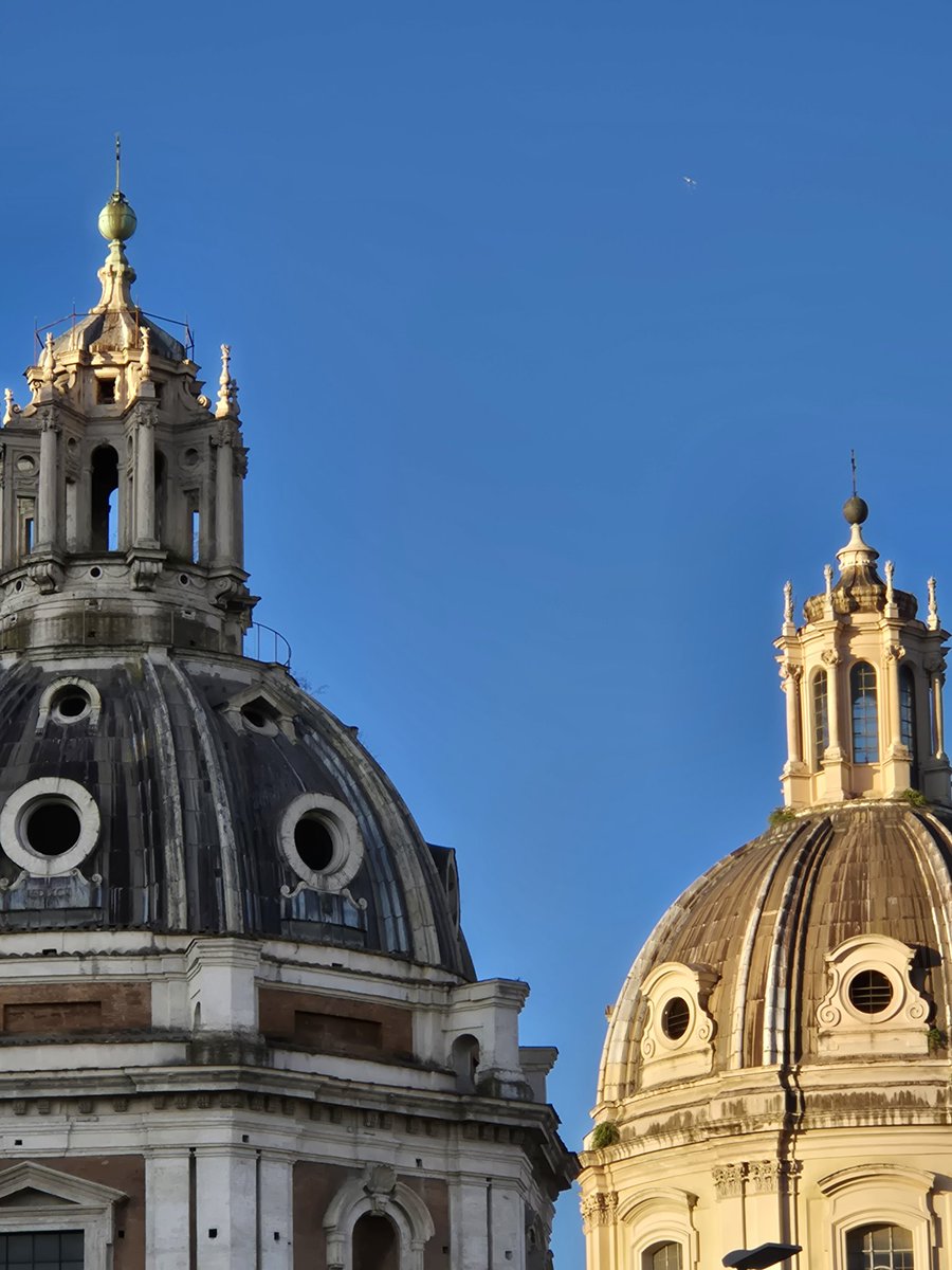 Le cupole e il Rinascimento sotto il cielo di Roma.