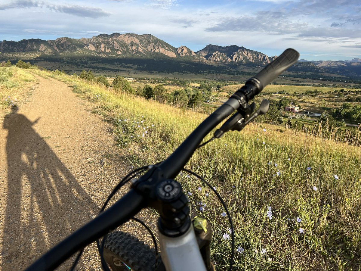 Fractilians7's tweet image. Another beautiful 5:00 am ride. Pit stop half way to admire the beauty.