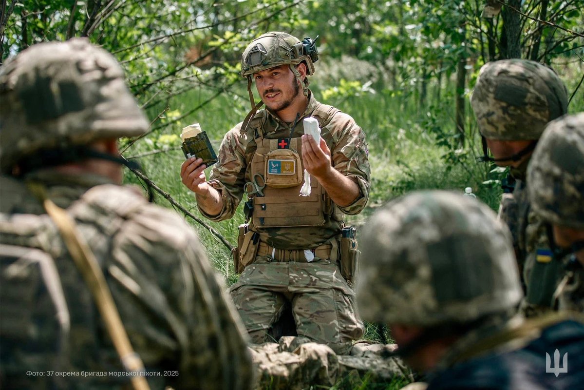 GeneralStaffUA's tweet image. 🇺🇦🔱 Відомий латинський вислів стверджує, що вдача посміхається сміливим.
За кожним з цих обличь та сотнями інших морпіхів – справжня сміливість, незламна воля та відданість Україні.
Комунікаційний підрозділ 37 окремої бригади морської піхоти