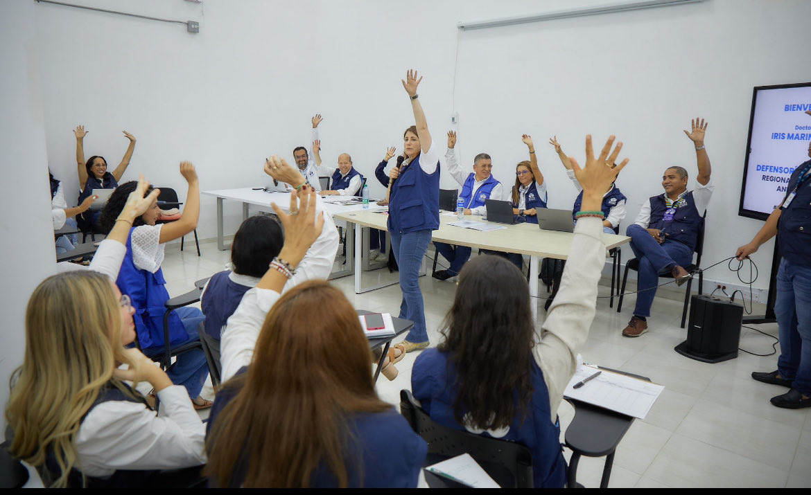 MarnIris's tweet image. Así respondemos en @DefensoriaCol cuando pido que levanten la mano los miembros de las áreas que trabajan por la equidad de género.