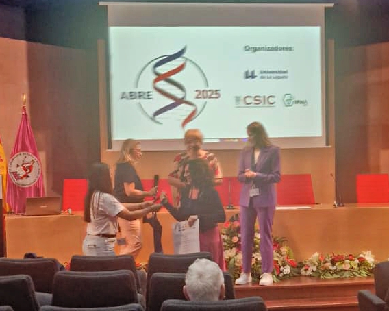 We’re incredibly proud of our colleague Mª Luisa del Pozo for receiving the Best Poster Award at #ABRE2025!
🏆 Her poster “Sulfated Chitosan Oligosaccharides as Heparanase Inhibitors: A Preliminary Screening” was truly outstanding.
Congratulations, Mª Luisa‼️👏👏👏👏