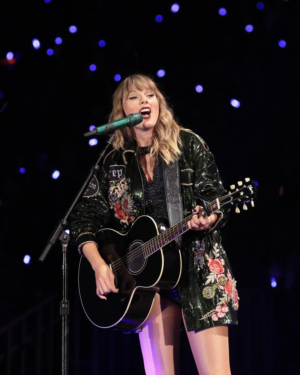 Welcome home, reputation. 🖤 Your handprint’s on our soul. We longed for a time when we could use the 🐍 emoji again

Sssssstream with us at 6pm EDT to celebrate! #reputationEraTSTheErasTour stationhead.com/taylornation

PC: Kevin Mazur/Kevin Winter/Chris Polk