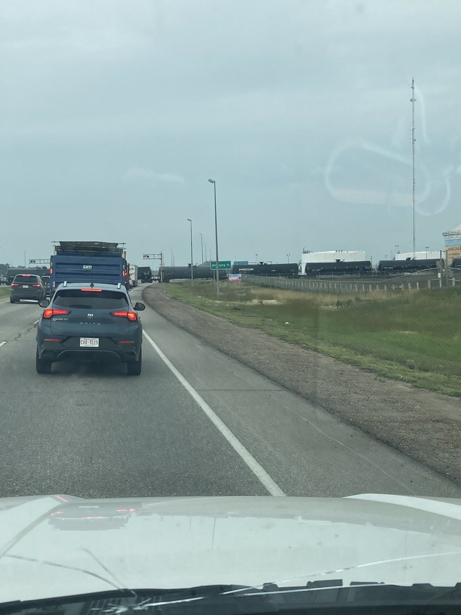 nernzi19's tweet image. Well, it wouldn’t be a trip to Regina without this bullshit 🤷♂️
#IYKYK #CanadianPipeline #YQR