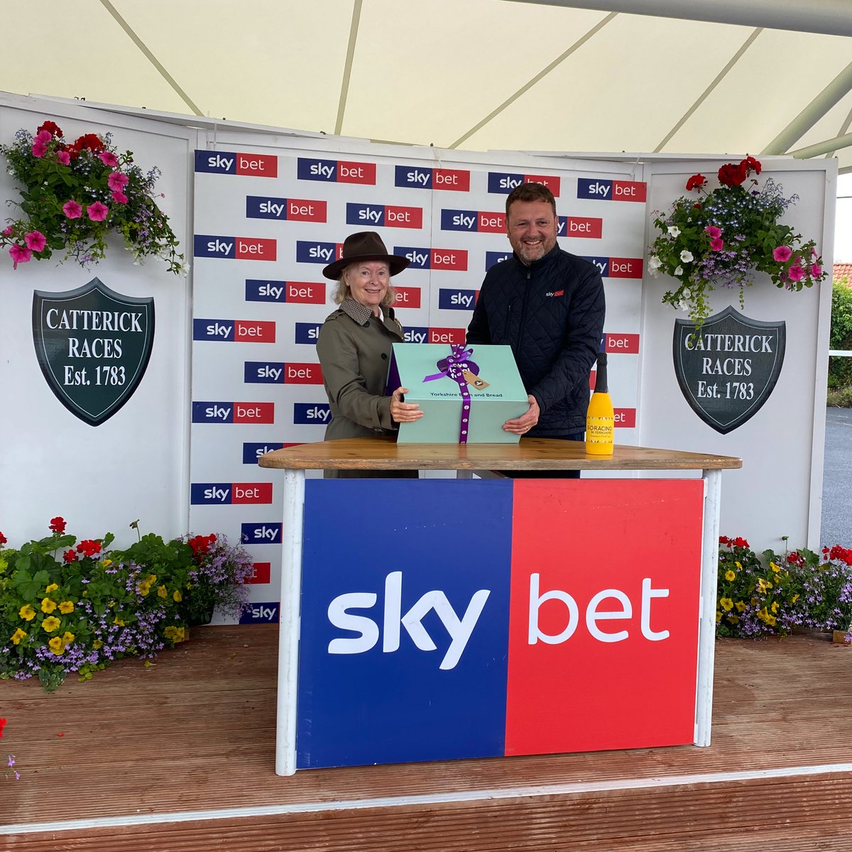 CatterickRaces's tweet image. BOSPHORUS ROSE and Luke Morris win the @SkyBet @YorkshireRacing Summer Festival Handicap Stakes for Sir Mark Prescott @HeathHouseNkt and the Bosphorus Rose Partnership - congratulations to all connected!