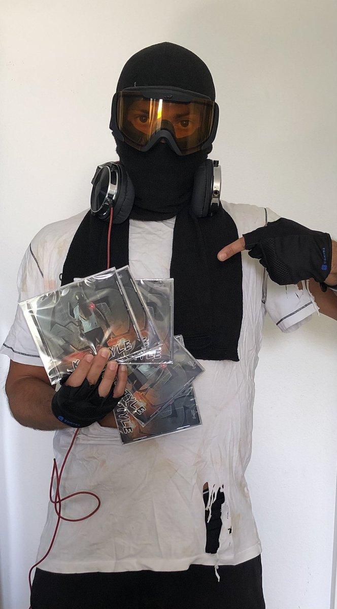 KOSHumanBeatBox's tweet image. Ça y est mes CD sont enfin arrivés. Ils seront disponibles à chacune de mes prestations. Si tu en veux 1 et que tu habites loin c’est 10€ plus les frais de port, me contacter en mp.
#cd #album #beatbox #rap