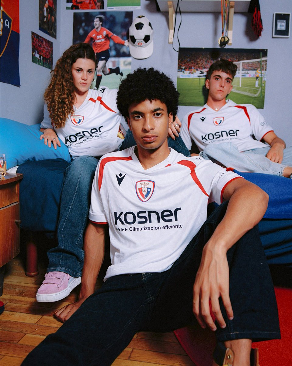 Las tres camisetas de <a href="/Osasuna/">C. A. OSASUNA</a> para el curso balompédico 2025/26 son una auténtica delicia. El trabajo que ha hecho <a href="/MacronSports/">Macron</a> con el club navarro es realmente impresionante. Hay un evidente guiño retro del club rojillo en sus equipaciones para la presente temporada, lo cual