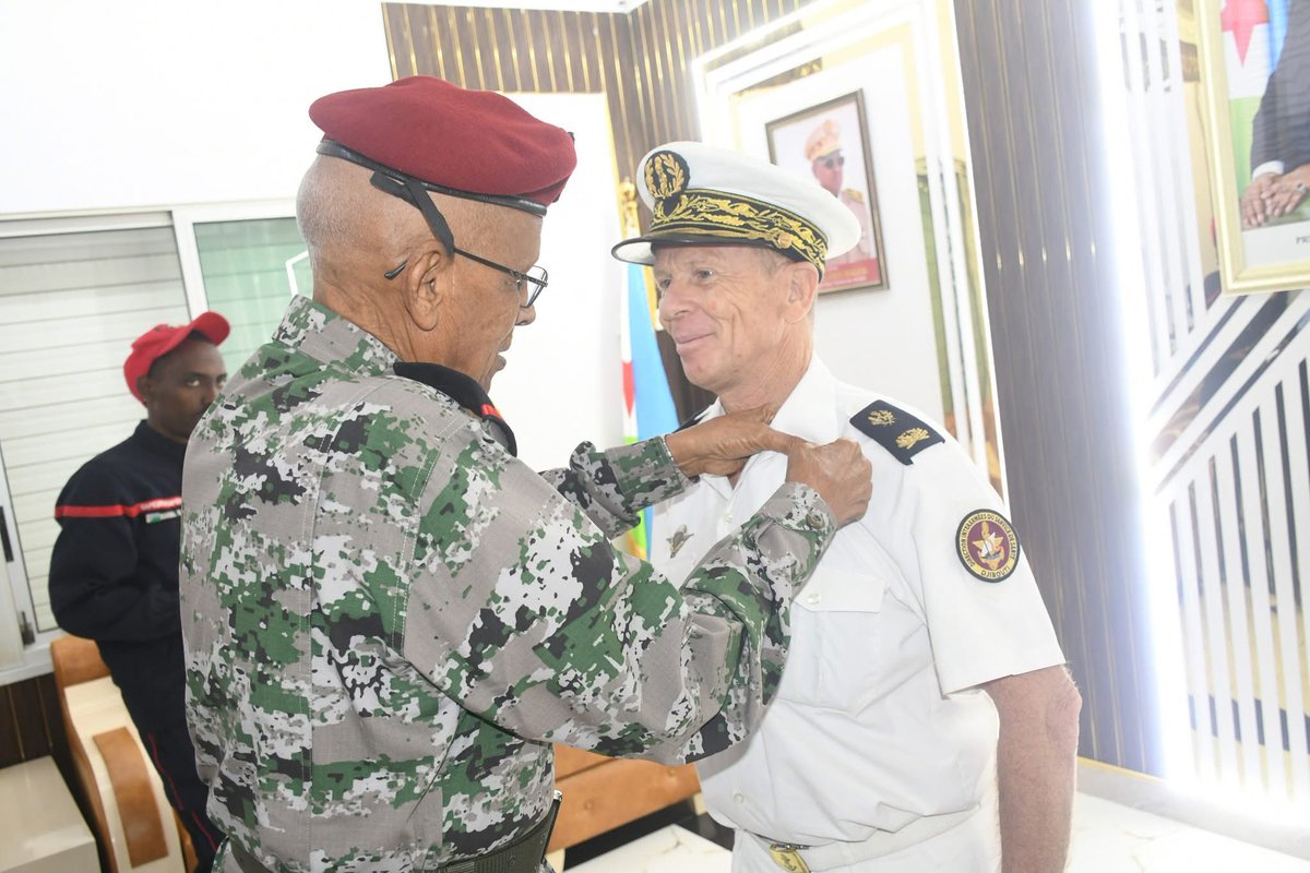 LiveDjib's tweet image. Remise de décorations par le CEMGA à l’Hôtel des Officiers Hassan Bassoma Hassan
Dans le cadre du renforcement des liens de coopération militaire et en reconnaissance des services rendus par les partenaires internationaux, une cérémonie de remise de décorations s’est tenue ce…