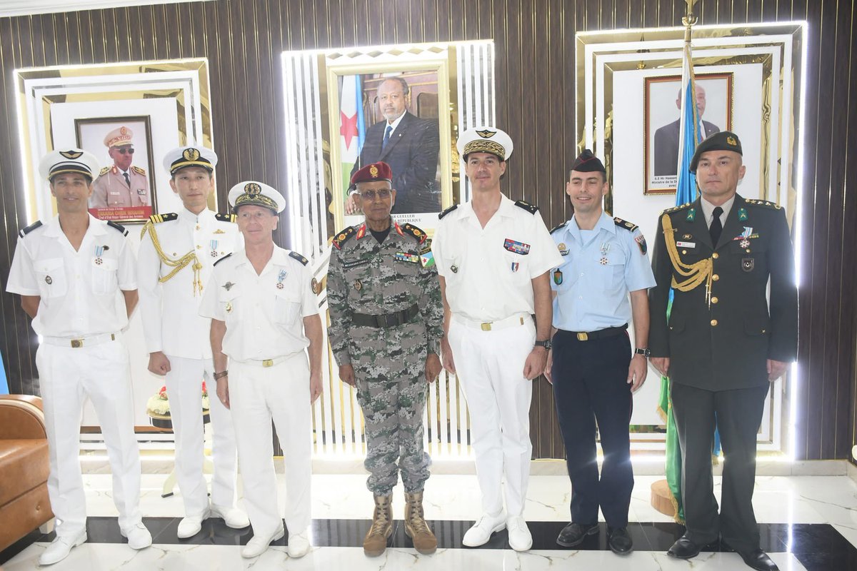 LiveDjib's tweet image. Remise de décorations par le CEMGA à l’Hôtel des Officiers Hassan Bassoma Hassan
Dans le cadre du renforcement des liens de coopération militaire et en reconnaissance des services rendus par les partenaires internationaux, une cérémonie de remise de décorations s’est tenue ce…