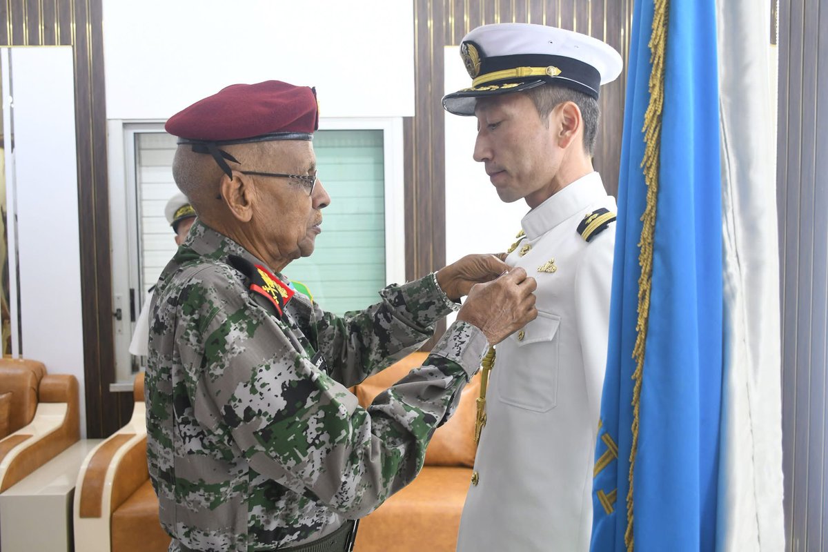 LiveDjib's tweet image. Remise de décorations par le CEMGA à l’Hôtel des Officiers Hassan Bassoma Hassan
Dans le cadre du renforcement des liens de coopération militaire et en reconnaissance des services rendus par les partenaires internationaux, une cérémonie de remise de décorations s’est tenue ce…