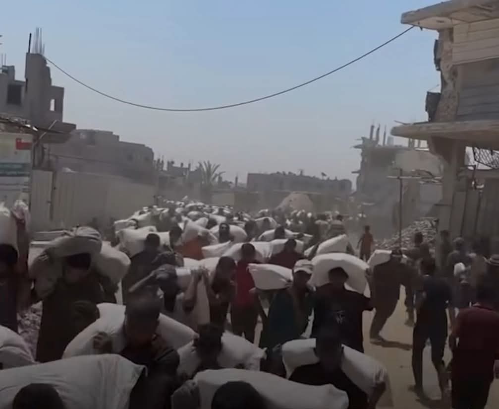 قال تعالى:
قول معروف ومغفرة خير من صدقة يتبعها أذى والله غني حليم

أسأل الله العظيم رب العرش الكريم أن يجعل ما يقدمه #الأردن في ميزان حسناتنا، وأرجو من إخوتي أن لا ينساقوا خلف المهاترات، فالحجة تُدفع بالحجة، وندفع بالتي هي أحسن.
#الاردن_العظيم 
#الاردن_للاردنيين