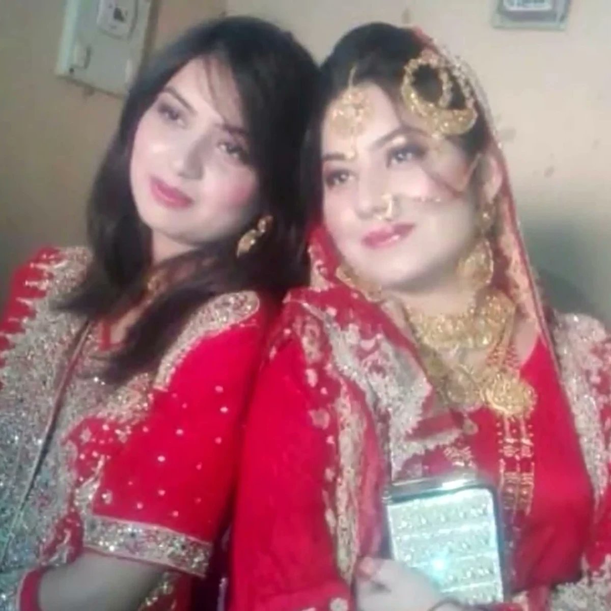 #LasMujeresQueFaltan
Aneesa y Arooj Abbas, tenían 21 y 24 años y vivían en Terrassa (Barcelona).
De origen pakistaní, llegaron a España con sus hermanos para reunirse con su padre, Ghulam Abbas. Al cumplir los 18 años las casaron en contra de su voluntad con dos primos del