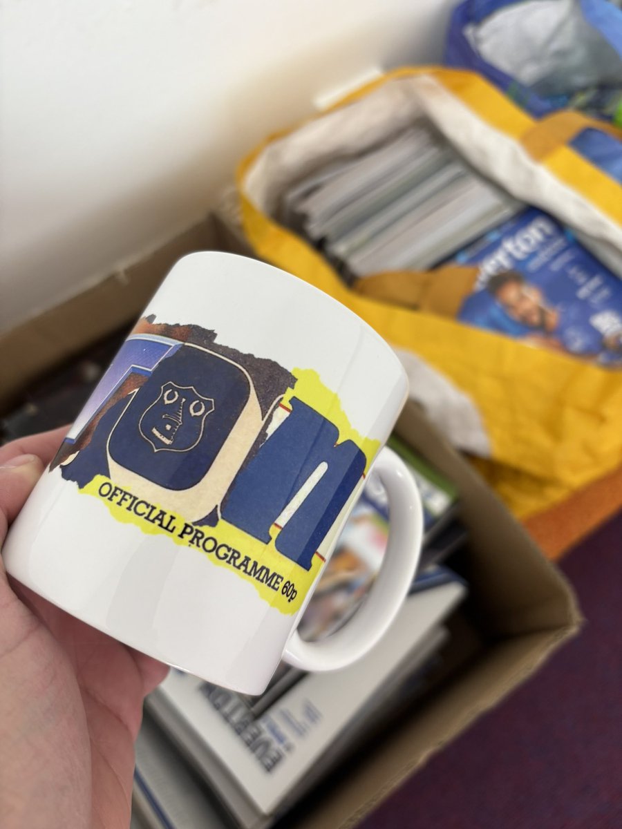 ToffeeArt's tweet image. Everton Punk Programme mug available in standard 11oz and for those that like a bigger brew our mega mug.
Available on the website.
#EFC