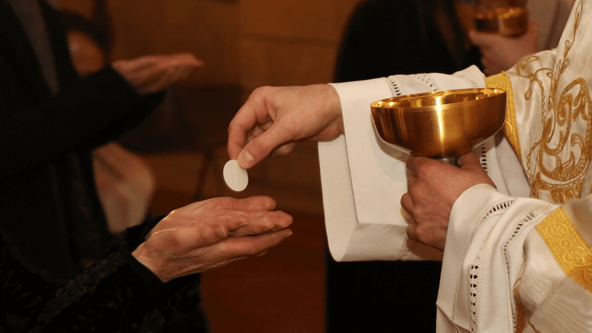 IFightForMary's tweet image. COMMUNION IN THE HAND IS FROM HELL
Switzerland, 1975
E= Exorcist
J= Judas Iscariot, a human demon
A= Akabor, a fallen angel, from The Choir of Thrones
B= Beelzebub, an angelic demon, from the Choir of Seraphim.
CONFESSION AND HOLY COMMUNION
A: ...they must receive the…