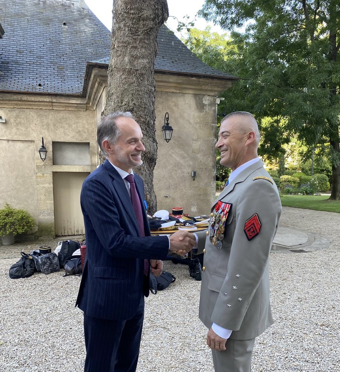 EmmanuelMignot2's tweet image. Mon général, @CEMA_FR c’était un honneur, un privilège et un plaisir de servir à vos côtés pendant 2 ans à Balard, mais aussi Beyrouth, Niamey, Colleville, Bruxelles, Ouallam, Bagdad… Gratitude et fierté.