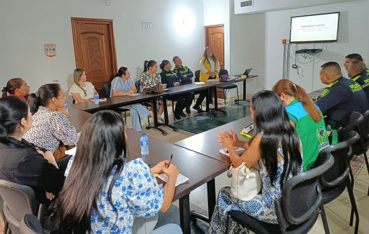 𝗔𝘁𝗲𝗻𝗰𝗶ó𝗻 𝗜𝗻𝘁𝗲𝗴𝗿𝗮𝗹 𝗮 𝗩í𝗰𝘁𝗶𝗺𝗮𝘀 𝗰𝗼𝗻 𝗘𝗻𝗳𝗼𝗾𝘂𝗲 𝗣𝘀𝗶𝗰𝗼𝘀𝗼𝗰𝗶𝗮𝗹 𝘆 𝗱𝗲 𝗚é𝗻𝗲𝗿𝗼.

En el marco de nuestro compromiso con una atención humanizada y efectiva, nuestro grupo de <a href="/PoliciaUNIPEP/">Edificadores de Paz</a>, en articulación con la <a href="/UnidadVictimas/">Unidad para las Víctimas</a>, la