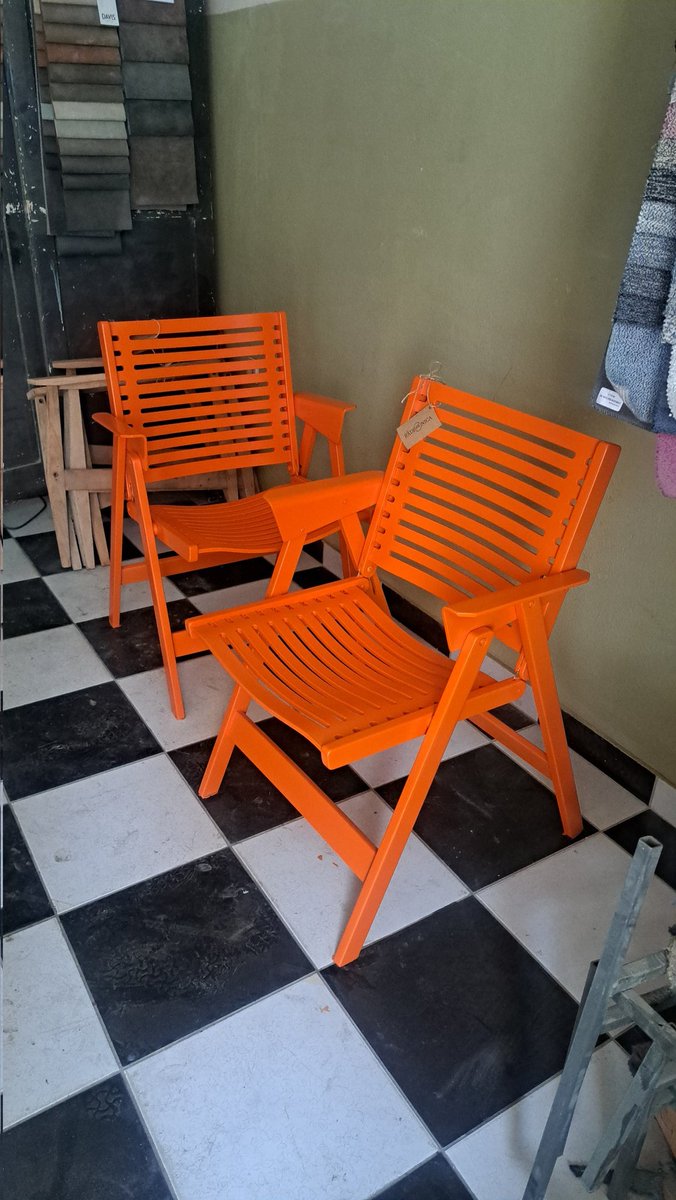 Njihovo veličanstvo @rexchairs 🧡🧡