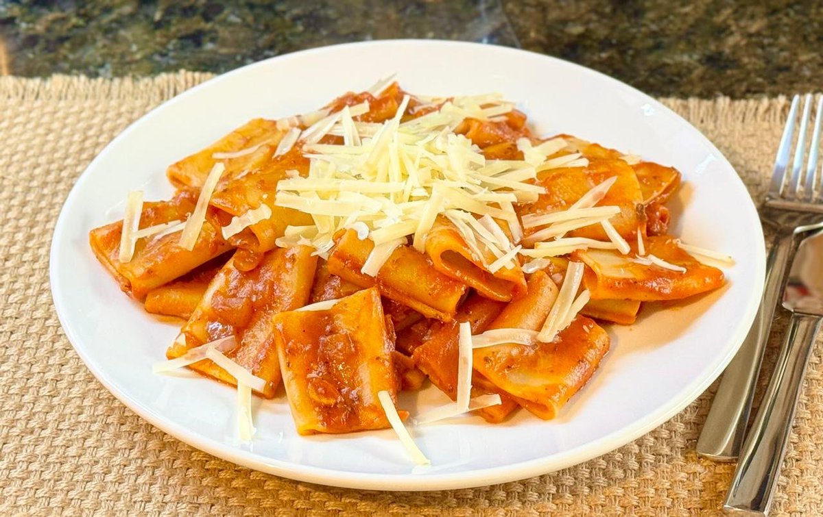 Emiliano Fuster (@emilianofuster) on Twitter photo Paccheris con salsa y reggianito recién rallado.
Esta pasta de <a href="/IlSalumiereok/">Il Salumiere ®</a> que hace <a href="/arielsignetti/">Ariel Signetti 🇦🇷🇮🇹👨🍳</a> es una maravilla de rica 🤤 Paccheris con salsa y reggianito recién rallado.
Esta pasta de <a href="/IlSalumiereok/">Il Salumiere ®</a> que hace <a href="/arielsignetti/">Ariel Signetti 🇦🇷🇮🇹👨🍳</a> es una maravilla de rica 🤤