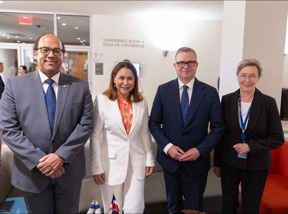 La señora Mayra Jiménez, ministra de la Mujer de República Dominicana, y el embajador Wellington Bencosme, representante permanente ante las Naciones Unidas, sostuvieron una reunión bilateral con S.E. Petteri Orpo, primer ministro de Finlandia, en el marco del Foro Político de