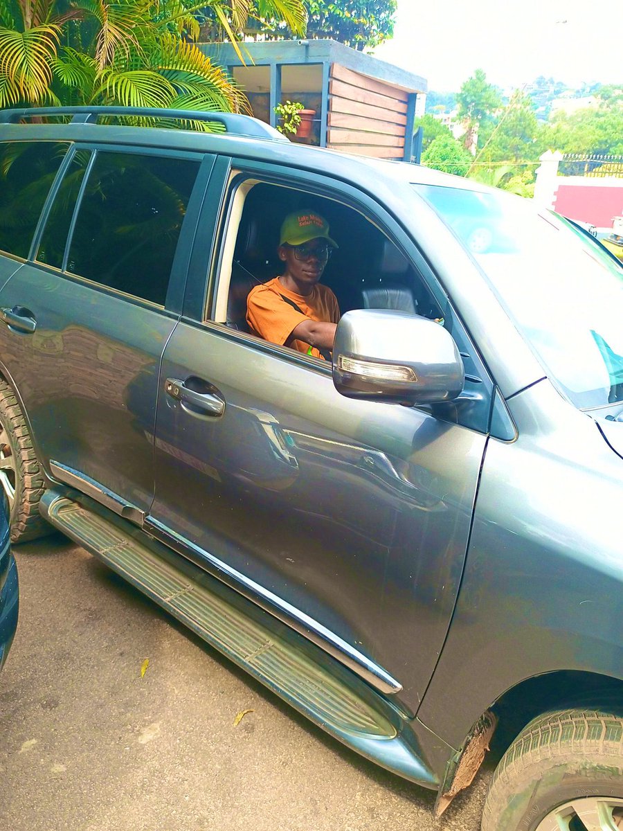 Uganda_Expozed's tweet image. True Story:
Two years ago, I went for a business meeting with some boss—I showed up on a boda. We barely spoke. He suspended me from the deal before it even started 😅
I learnt the hard way.
Some time later ,I grabbed another business meeting for a deal at Fairway—I hired a V8…