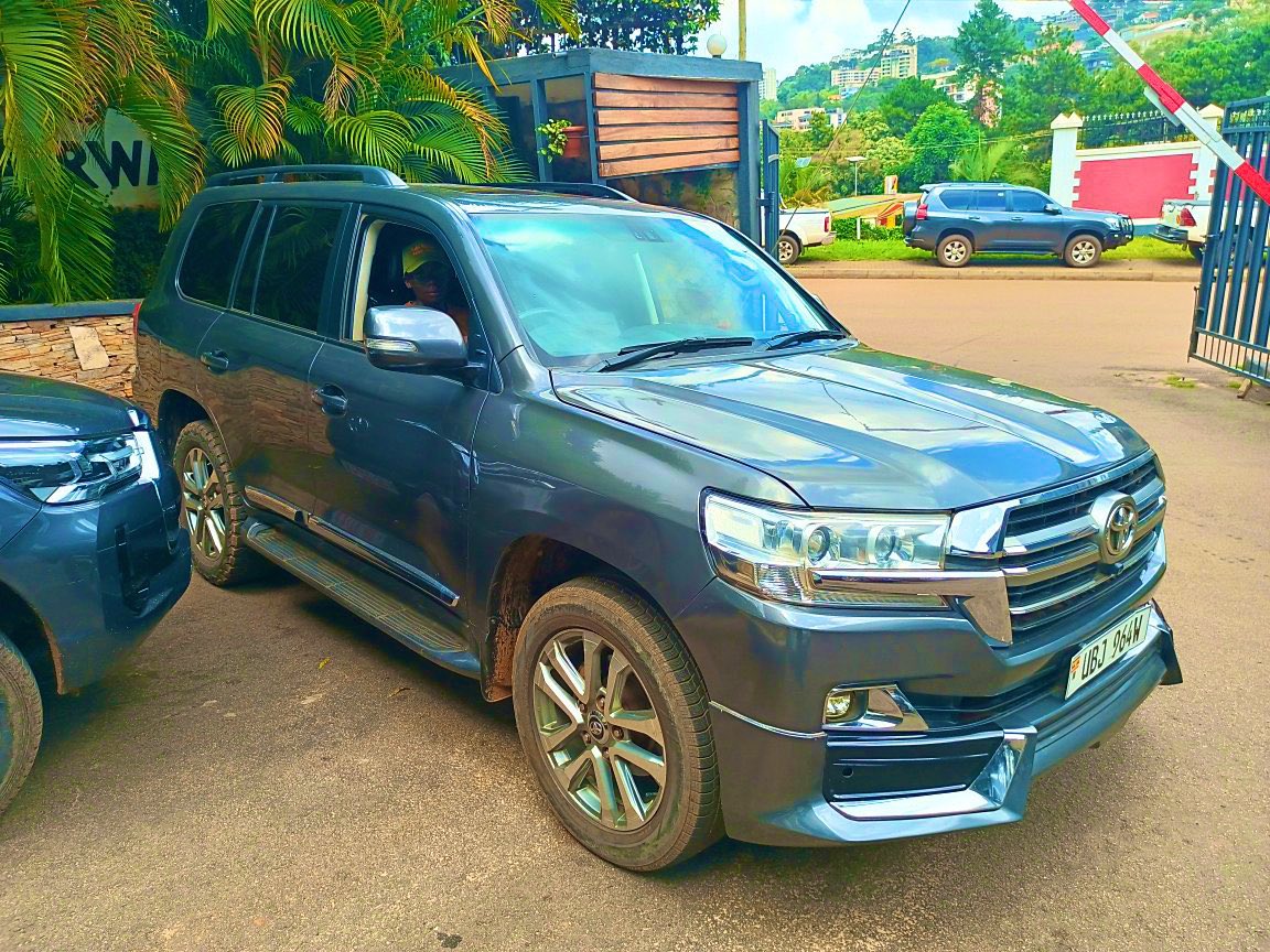 Uganda_Expozed's tweet image. True Story:
Two years ago, I went for a business meeting with some boss—I showed up on a boda. We barely spoke. He suspended me from the deal before it even started 😅
I learnt the hard way.
Some time later ,I grabbed another business meeting for a deal at Fairway—I hired a V8…